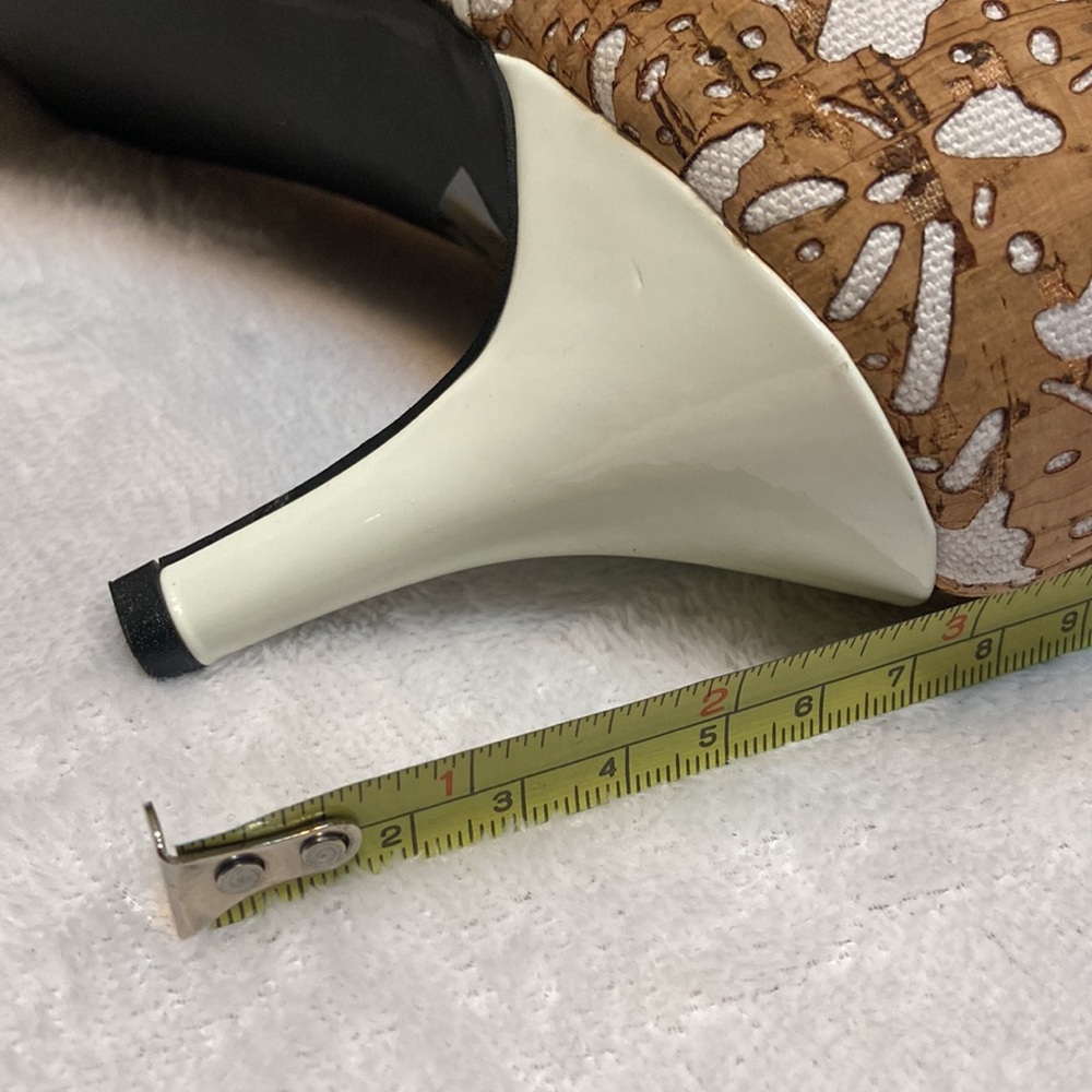 J Renee Tan and White Shoes Size 10 1/2M - Picture 10 of 12